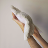 Peluche raie manta roses blanches