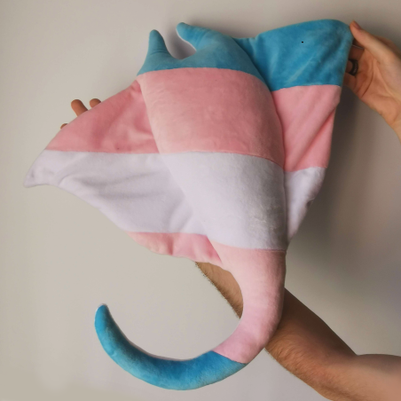 Grande peluche raie manta drapeau trans